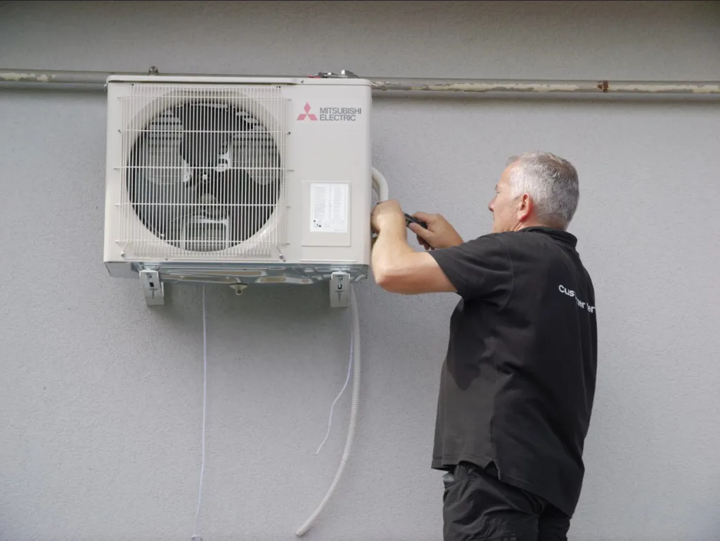Aparat de aer condiționat Mitsubishi instalat profesional într-o locuință din Târgu Mureș