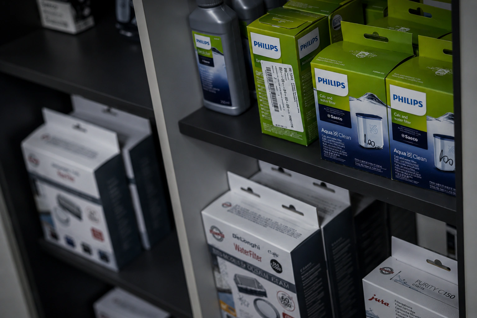 Raft cu piese și consumabile originale în atelierul Adial Electronic